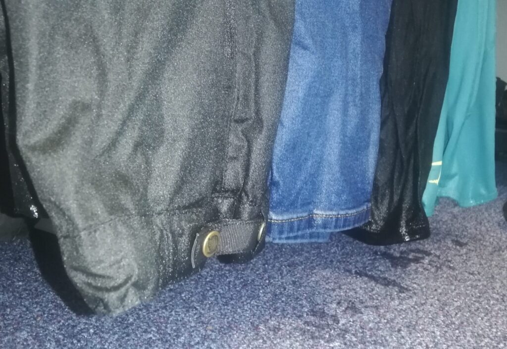 Hiking trousers, jeans, leggings when wet comparison